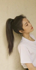 女生歌手喻言简洁舒适白T紧身短裤屋内写真图片