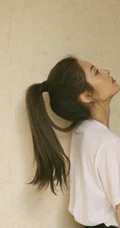 女生歌手喻言简洁舒适白T紧身短裤屋内写真图片