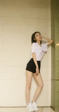 女生歌手喻言简洁舒适白T紧身短裤屋内写真图片