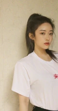 女生歌手喻言简洁舒适白T紧身短裤屋内写真图片