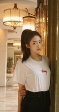 女生歌手喻言简洁舒适白T紧身短裤屋内写真图片