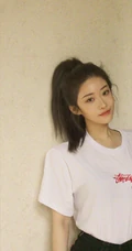 女生歌手喻言简洁舒适白T紧身短裤屋内写真图片