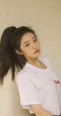 女生歌手喻言简洁舒适白T紧身短裤屋内写真图片