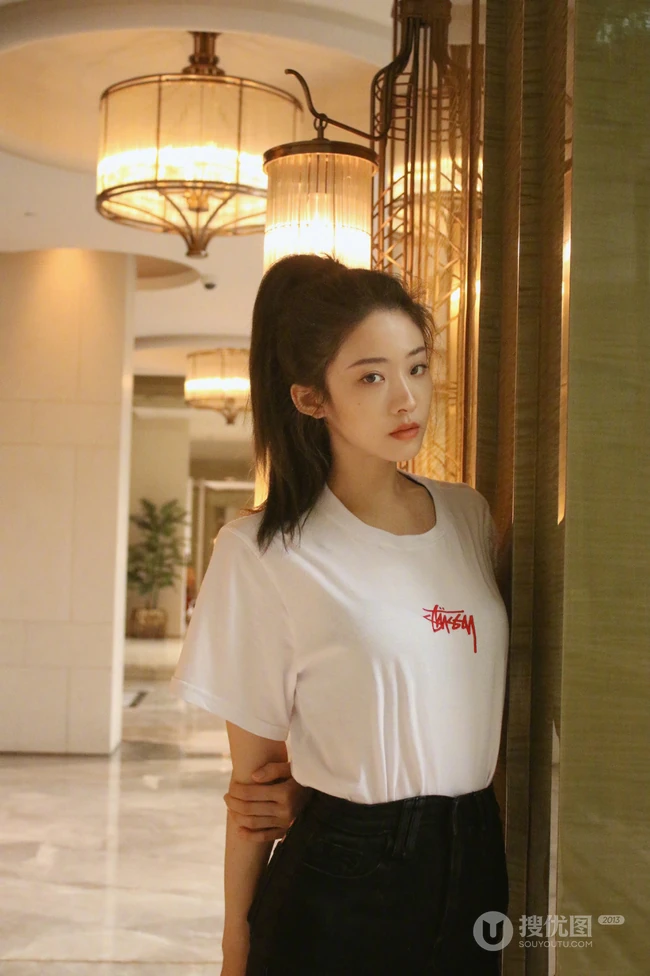 女生歌手喻言简洁舒适白T紧身短裤屋内写真图片