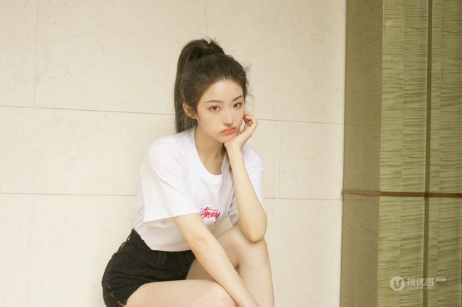 女生歌手喻言简洁舒适白T紧身短裤屋内写真图片