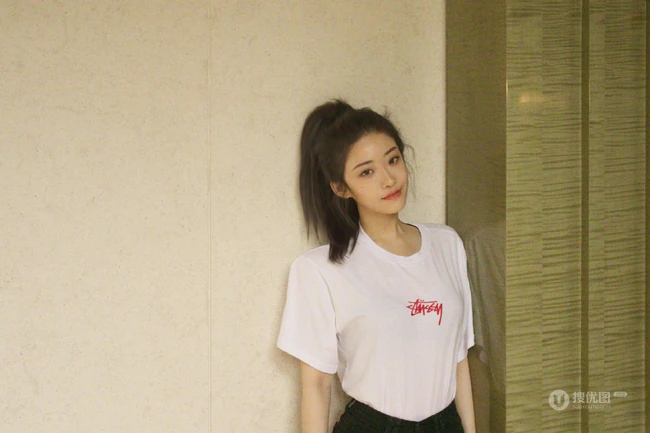 女生歌手喻言简洁舒适白T紧身短裤屋内写真图片