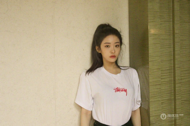 女生歌手喻言简洁舒适白T紧身短裤屋内写真图片