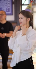 张婧仪21岁生日美照，吃长寿面，许愿，切蛋糕，清新甜美