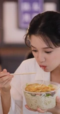 张婧仪21岁生日美照，吃长寿面，许愿，切蛋糕，清新甜美