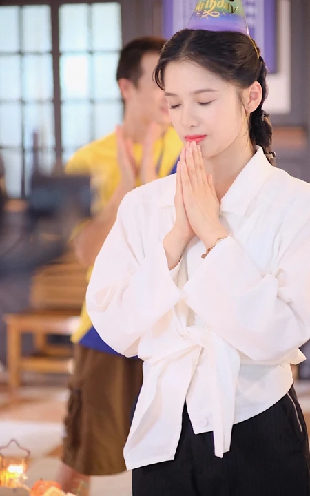 张婧仪21岁生日美照，吃长寿面，许愿，切蛋糕，清新甜美