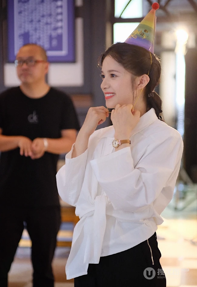 张婧仪21岁生日美照，吃长寿面，许愿，切蛋糕，清新甜美