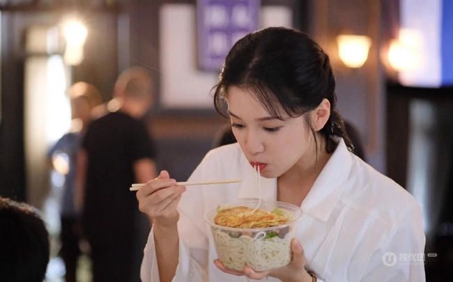 张婧仪21岁生日美照，吃长寿面，许愿，切蛋糕，清新甜美