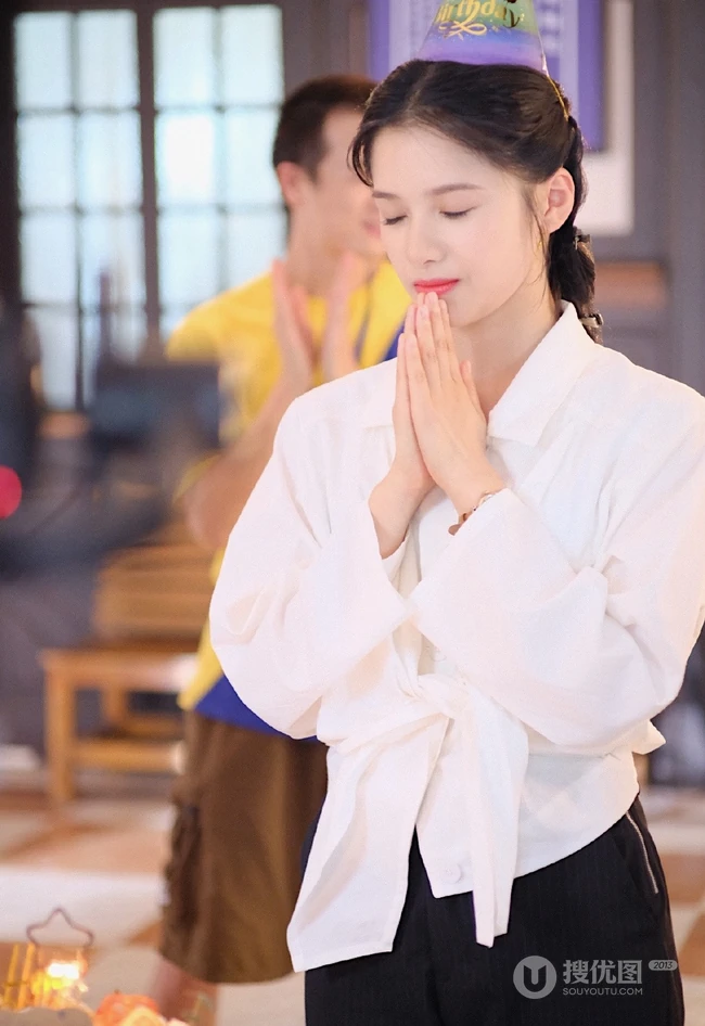 张婧仪21岁生日美照，吃长寿面，许愿，切蛋糕，清新甜美