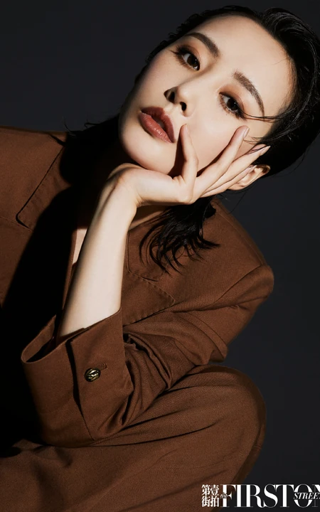 李纯湿发造型化身百变轻熟，多套服饰变换，诠释都市女人时尚魅力