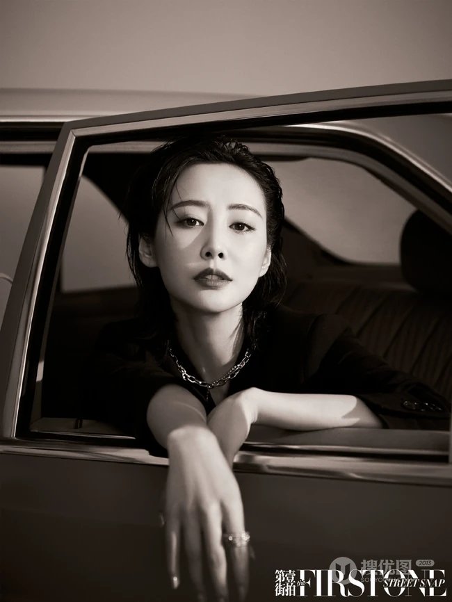 李纯湿发造型化身百变轻熟，多套服饰变换，诠释都市女人时尚魅力