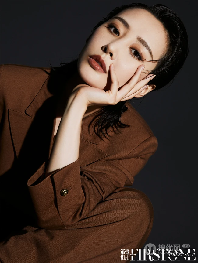 李纯湿发造型化身百变轻熟，多套服饰变换，诠释都市女人时尚魅力