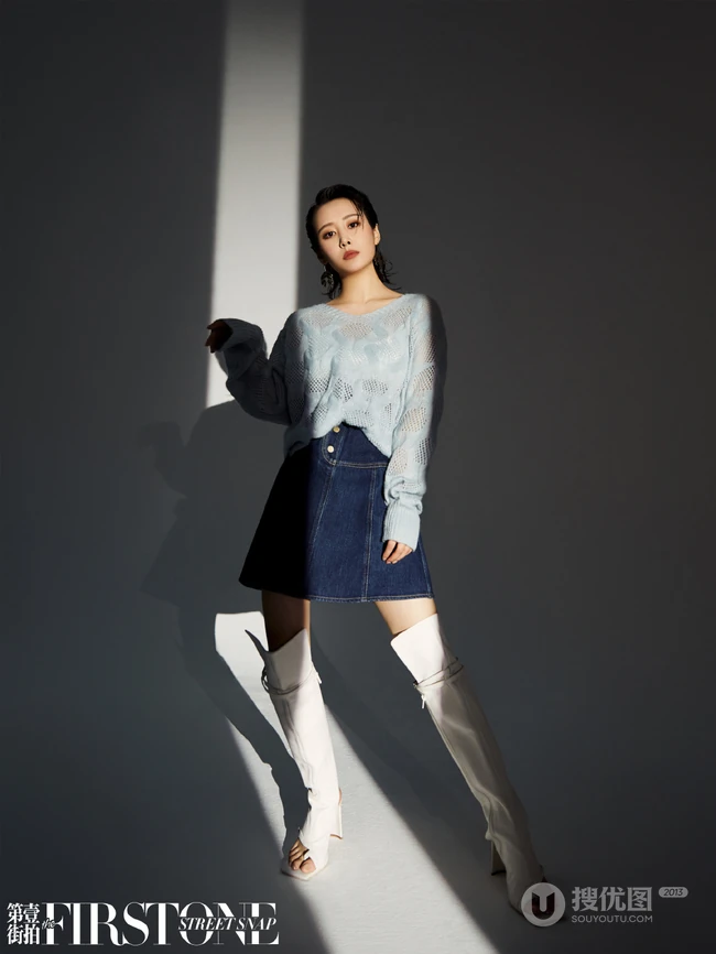 李纯湿发造型化身百变轻熟，多套服饰变换，诠释都市女人时尚魅力