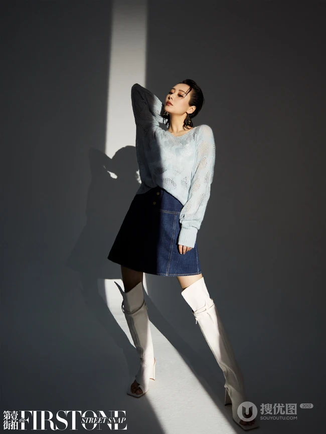李纯湿发造型化身百变轻熟，多套服饰变换，诠释都市女人时尚魅力