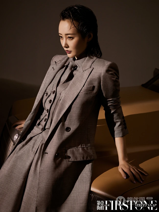 李纯湿发造型化身百变轻熟，多套服饰变换，诠释都市女人时尚魅力