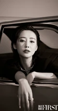 李纯湿发造型化身百变轻熟，多套服饰变换，诠释都市女人时尚魅力