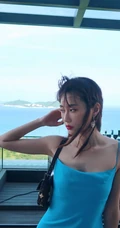 李斯羽气质肩带礼裙裙旅拍写真，身材苗条，气质线条动人！