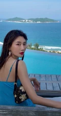 李斯羽气质肩带礼裙裙旅拍写真，身材苗条，气质线条动人！