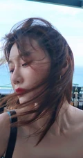 李斯羽气质肩带礼裙裙旅拍写真，身材苗条，气质线条动人！