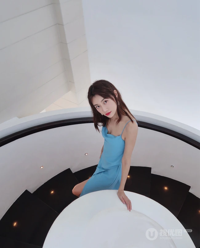 李斯羽气质肩带礼裙裙旅拍写真，身材苗条，气质线条动人！
