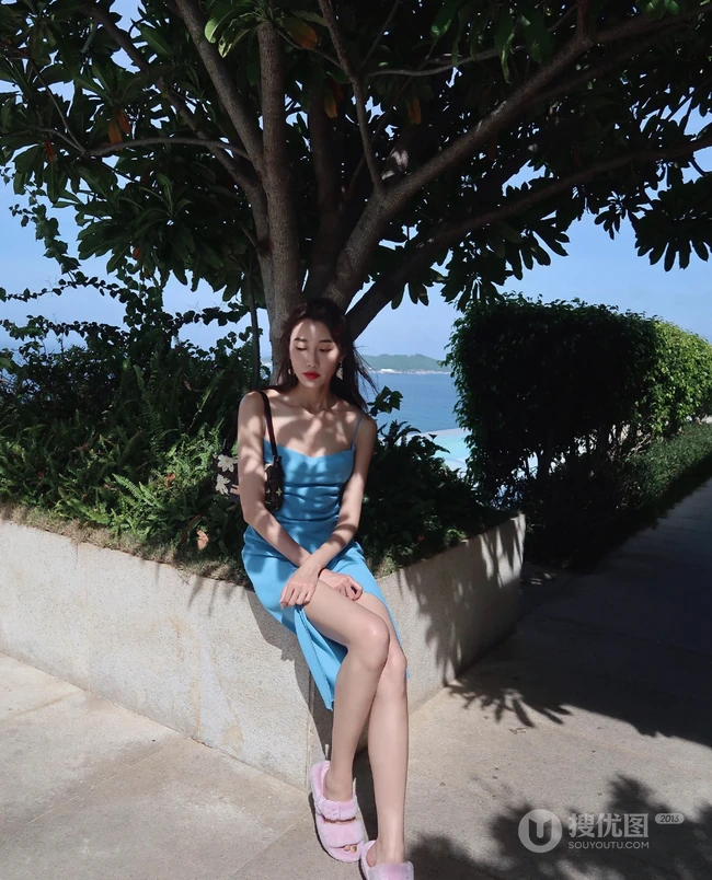 李斯羽气质肩带礼裙裙旅拍写真，身材苗条，气质线条动人！