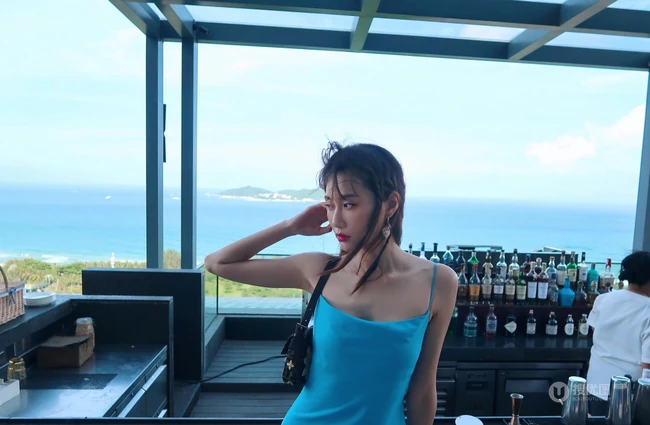 李斯羽气质肩带礼裙裙旅拍写真，身材苗条，气质线条动人！