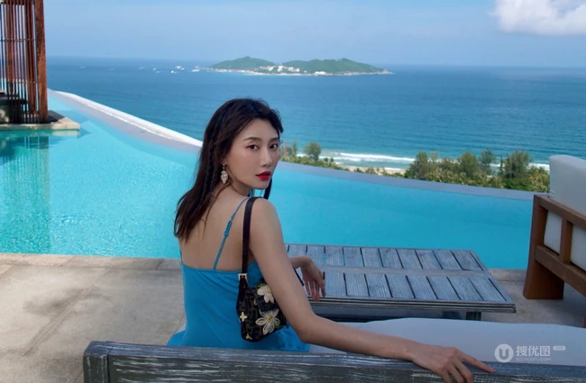 李斯羽气质肩带礼裙裙旅拍写真，身材苗条，气质线条动人！