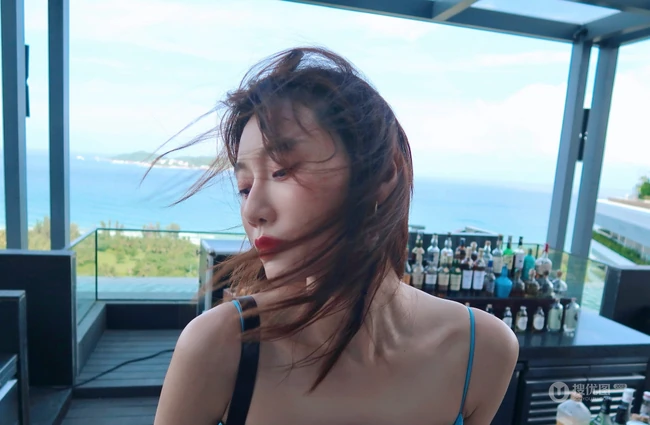李斯羽气质肩带礼裙裙旅拍写真，身材苗条，气质线条动人！