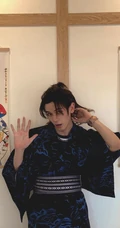 长发帅哥姚弛微博晒和服装帅气图片