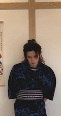 长发帅哥姚弛微博晒和服装帅气图片