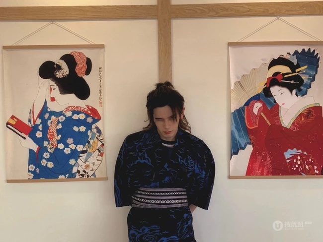 长发帅哥姚弛微博晒和服装帅气图片