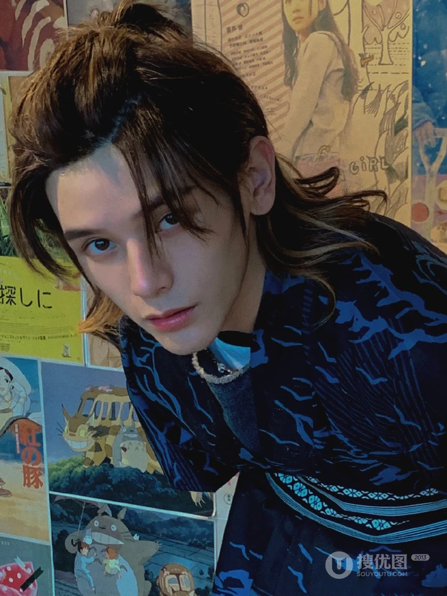 长发帅哥姚弛微博晒和服装帅气图片