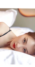 辽宁大连籍女演员林鹏气质肩带衣室内写真美照
