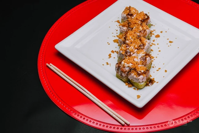 摆在盘子里等待食用的日本寿司图片 第5张