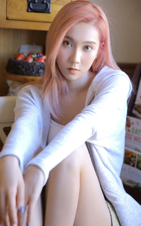 创造营2020女生成员舒一灵染发发型时尚个性写真美照