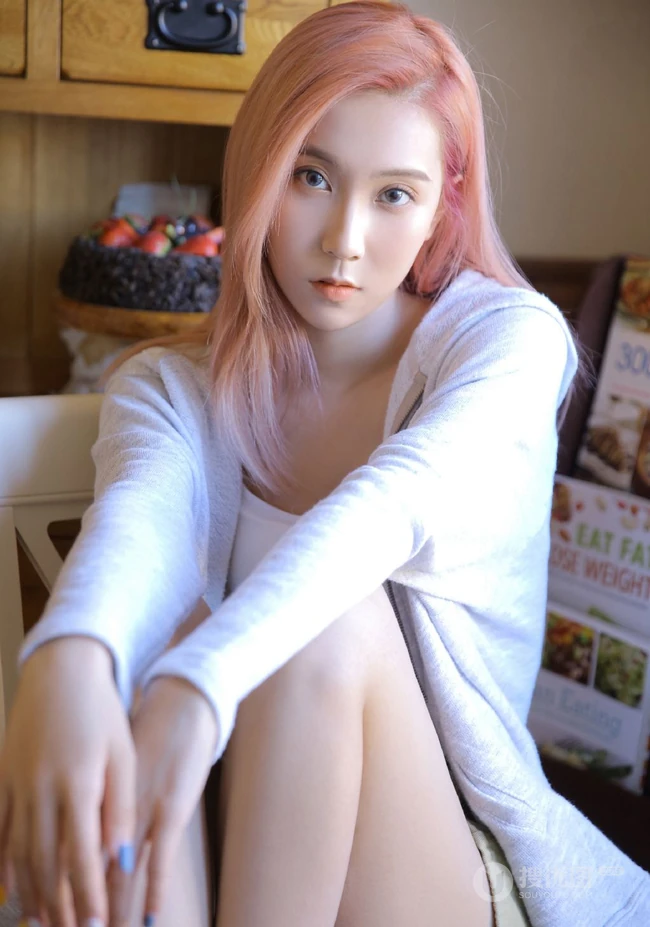 创造营2020女生成员舒一灵染发发型时尚个性写真美照