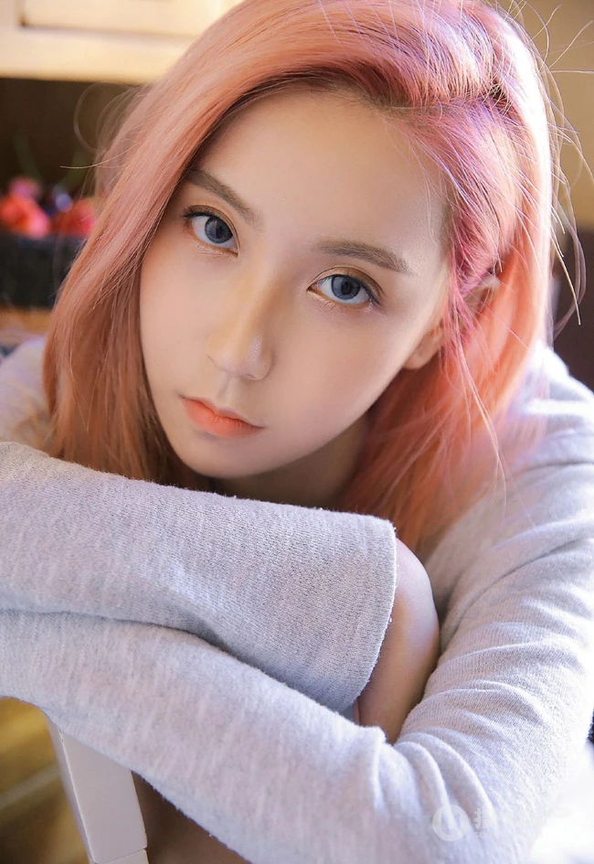 创造营2020女生成员舒一灵染发发型时尚个性写真美照
