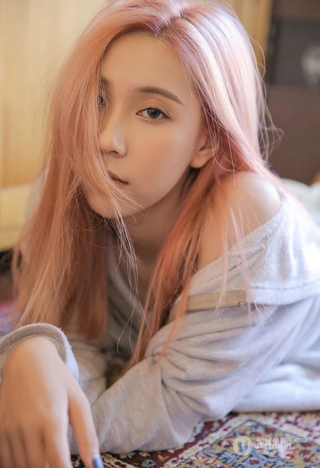 创造营2020女生成员舒一灵染发发型时尚个性写真美照