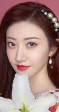 景甜头戴珍珠发箍，身穿印花连衣裙清新甜美优雅写真图片