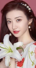 景甜头戴珍珠发箍，身穿印花连衣裙清新甜美优雅写真图片