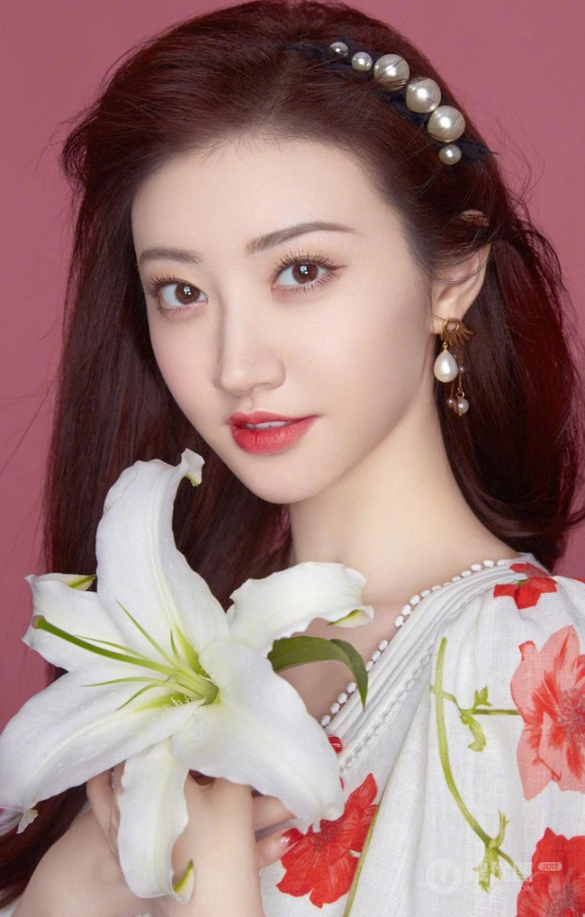 景甜头戴珍珠发箍，身穿印花连衣裙清新甜美优雅写真图片