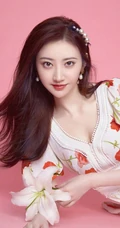 景甜头戴珍珠发箍，身穿印花连衣裙清新甜美优雅写真图片