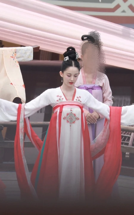 古力娜扎唐装造型，娜扎《大唐明月》路透照中皮肤白皙，笑容甜美