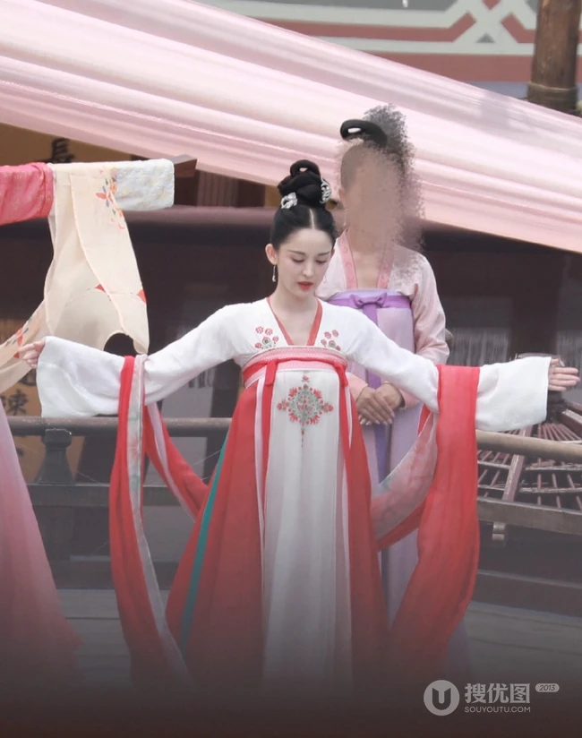 古力娜扎唐装造型，娜扎《大唐明月》路透照中皮肤白皙，笑容甜美