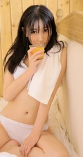 大眼睛，小鼻子，俏皮可爱浅粉少女肩带家居服居家室内气质吸睛写真
