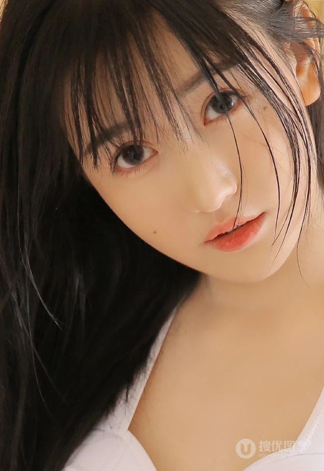 大眼睛，小鼻子，俏皮可爱浅粉少女肩带家居服居家室内气质吸睛写真